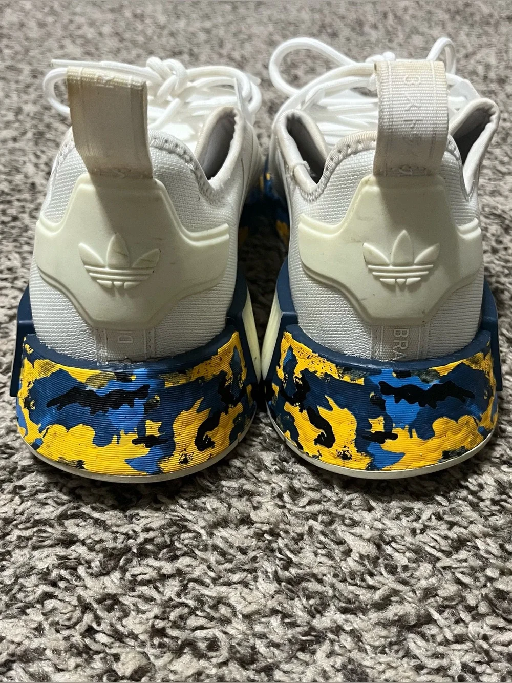Men’s Adidas NMD_R1 White Camo Sneaker blue & yellow Camouflage Midsole plugs